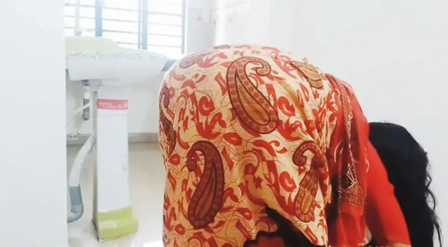 Hintli ateşli kadın mutfak odasında seks tatmini hikayesi.