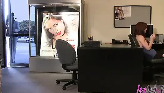 Edepsiz sarışın orta yaşlı seksi kadın Julia Ann sigara içen ateşli bir sekreterle sikişiyor