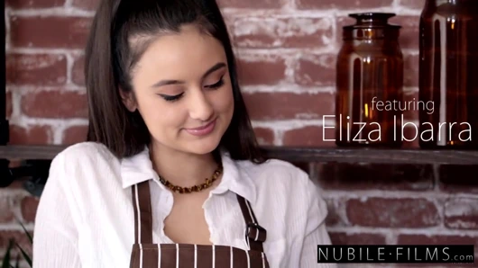 Smokeshow Barista Eliza Ibarra Adamın Elinden Numarasını Kaydırıyor