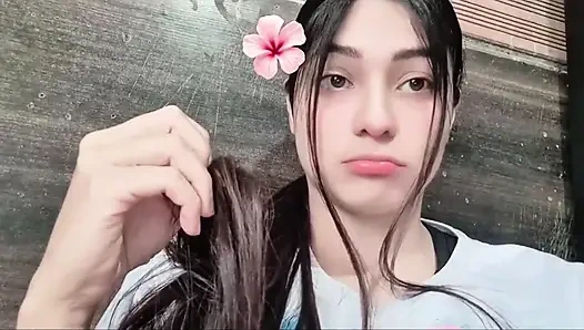 Genç kız zıplıyor ve amını gösteriyor