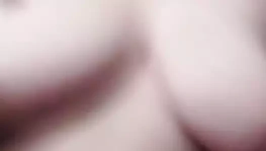 Büyük memeli (busty) Endonezya kız üstte