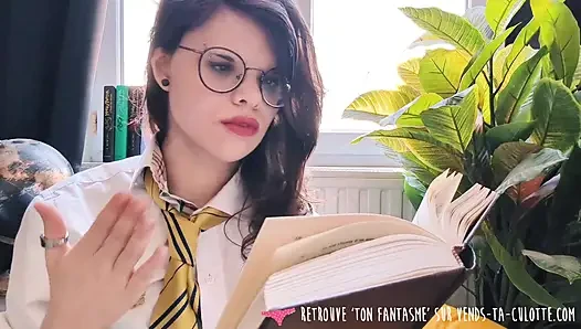 Vends-ta-culotte - genç ve güzel Fransız öğrenci kitap okurken azıyor ve mastürbasyon yaparak orgazm oluyor