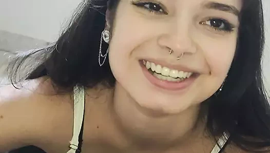 Bu genç Debora Prado cep telefonuyla uğraşırken bana sakso çekiyor