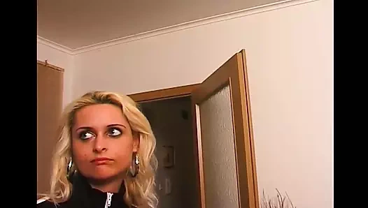 Orta yaşlı seksi kadın seçmelere giriyor ve sakso çekmeyi başarıyor