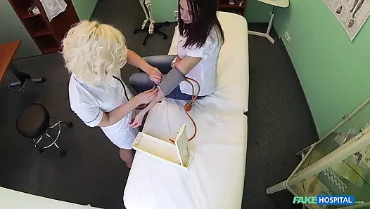 Fake hospital - yaramaz hemşire ateşli bir hastane odasında seksi hastayı iyileştirmek için dilini kullanıyor