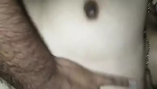 Hintli romantik çift sabah seksi ve dölleme