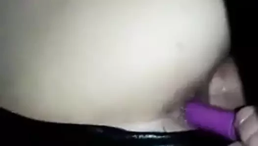 Her iki delik arasında benim sürtük meşgul