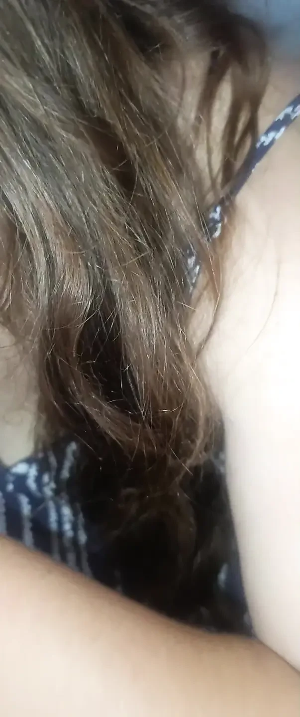 Evli kadın bacaklarını ayırıyor