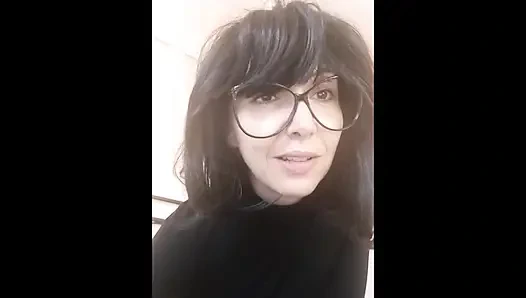 Öğrenci rolü oyunu gizli kız arkadaşın tarafından şaşırtıyor