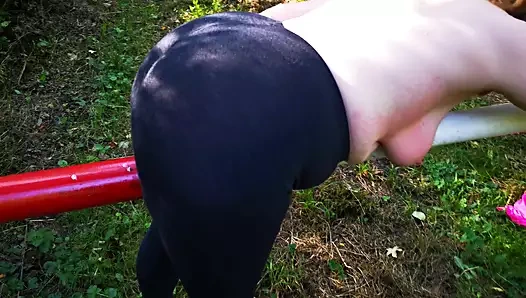 Çıplak göğüslerini tokatlamak için bariyere otur