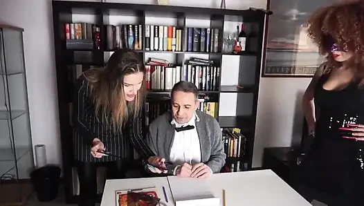 İki kadın egemenliği hatun kölelerini kırbaçlıyor ve cezalandırıyor