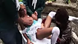Büyük titted cosplay alice içinde grup sikme