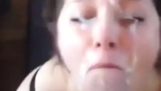 sevimli kız canavar yüzüne alır