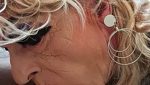 Lumina arkadaşını emiyor