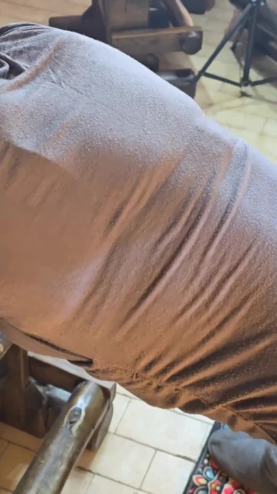 evli kadın dildoyla sikişirken iki adam yağ için dildosunda boşalıyor | Klip 1