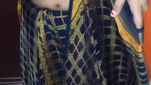 Karım odasında sari giyiyor.