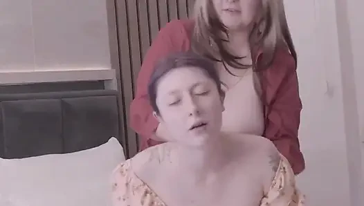Üvey anne sıska üvey kızını takma yarakla sikiyor