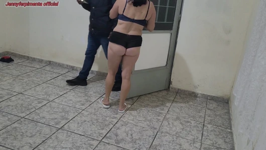 Ateşli evli kadın kocasını büyük yaraklı bir kuryeyle aldatıyor ve gavat evde değil