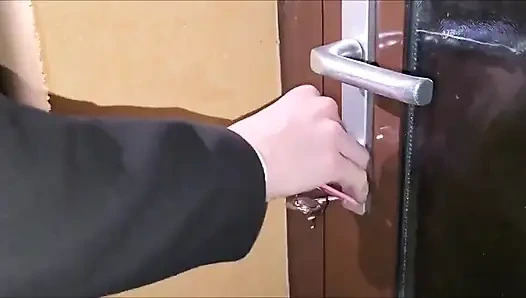 Alışveriş merkezinde naylon çoraplarımı yırttı ve beni sert sikti