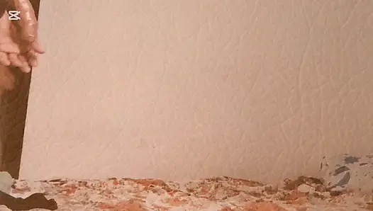 Tombul gırtlağına kadar alan çiftlik kızı: anal seks yapmayı ve emmeyi seviyor