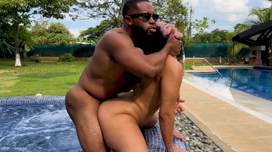 Tatil beldesinin jakuzisinde patronum ve büyük zenci yarağı ile ırklararası seks, ağzıma boşaltıyor! Kylei ellish ve ceejay