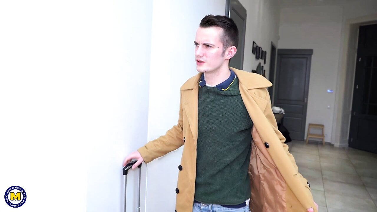 Grannys kıllı kedi oğlandan sıcak bir ziyaret alır