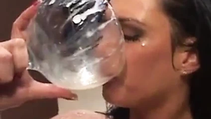 Michelle Raven döl içiyor