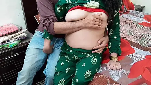 Hintli baldız seksi vücudunu göstererek bedava kıyafet alıyor