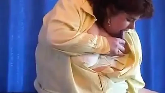 Olgun iri güzel kadın yapay penisle mastürbasyon yapıyor