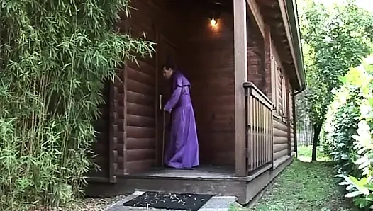 Azgın rahip orta yaşlı seksi kadının damlayan amını gözetliyor
