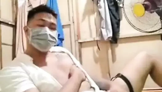 Sıcak çocuk onun horoz gösteren bir maske giyiyor