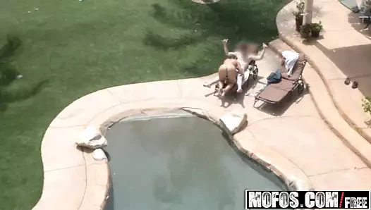 Alison tyler - havuz başı beceriyor - drone avcısı