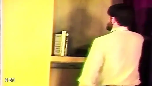 Zavallı genç ateşli kız sınıfta götüne şaplak atıyor