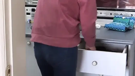 Karımın güzel üvey kız kardeşi mastürbasyon yapıyor ve benden onu kaydetmemi ve göğüslerine boşalmamı istiyor