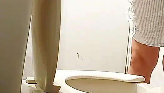 TATLI OLGUN KADIN ŞEFFAF GECELIKLE DOLAŞIYOR VE KALÇALARINI GÖSTERIYOR