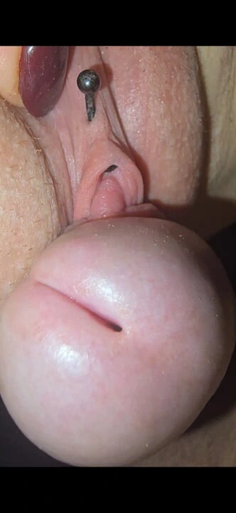 Ben bağlı ve kelepçeliyken utanmadan amımı sikiyor