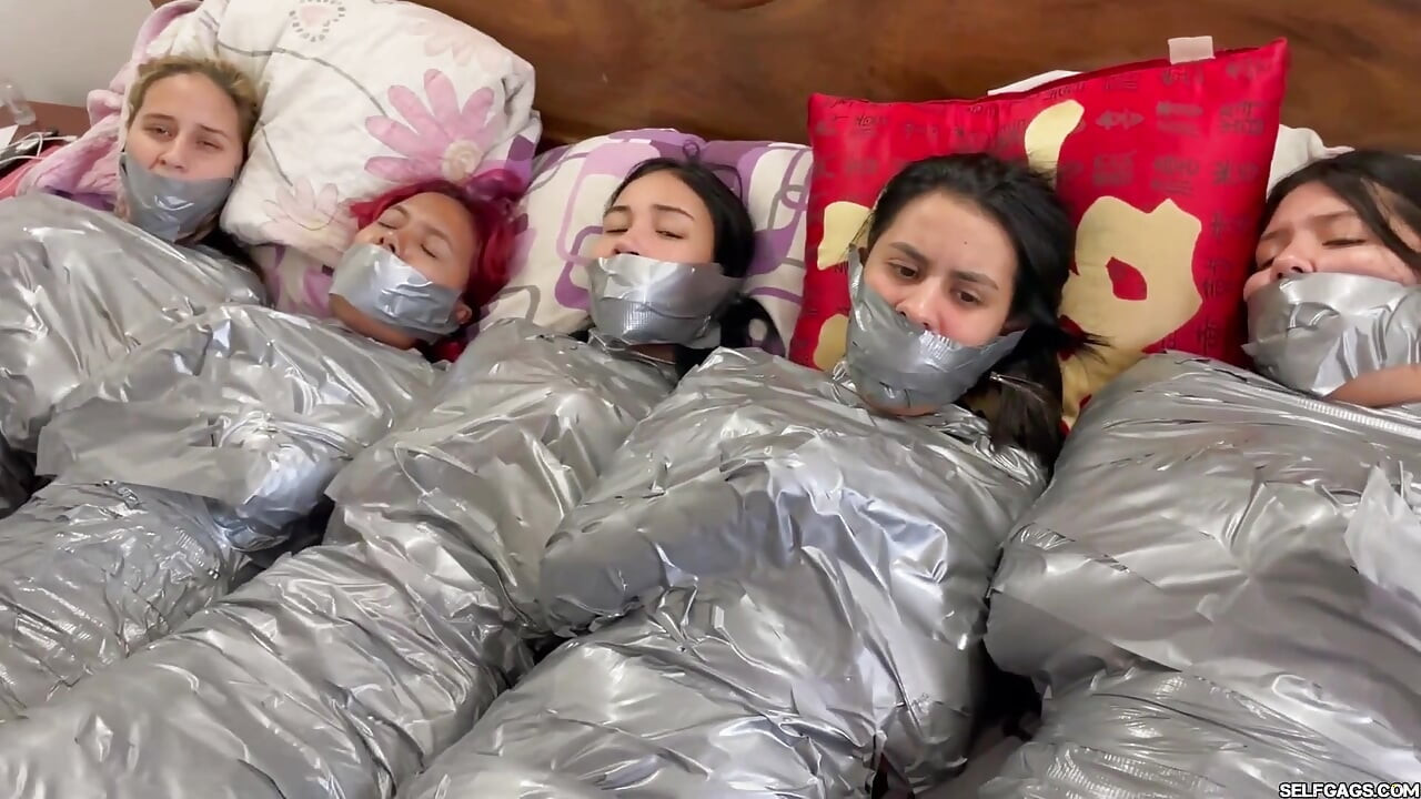 5 mumyalanmış kız boğuşuyor ve ağzı tıkalı!