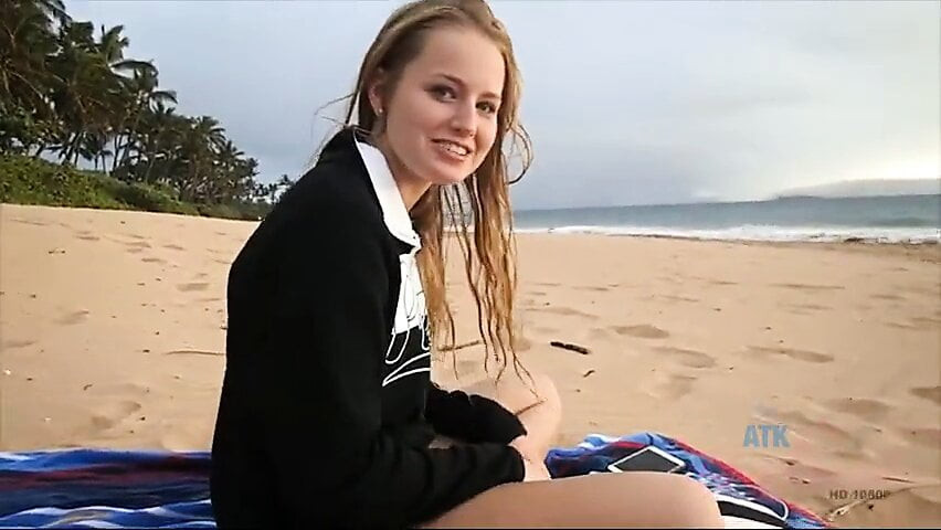 Scarlett Sage'in sevimli küçük eline boşalırsın