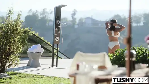 Tushy seksi orta yaşlı seksi kadın boşanıyor Eva Angelina iki ateşli komşusu tarafından sikiliyor