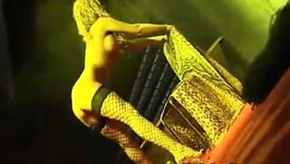 seksi sarışın onu sıcak göğüslerini ortaya çıkarır