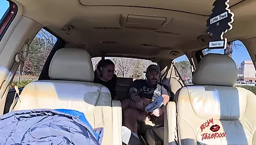 Kocası alışveriş merkezinin otoparkında karısının içine boşalıyor