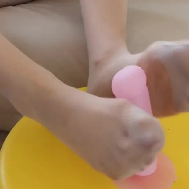 Милфа дрочит ногами в колготках