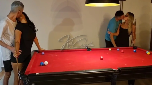 Ateşli kızlar bilardo oynamayı öğrenmek istedi ve sonunda bir yarak aldı
