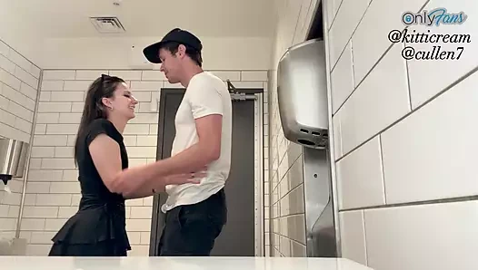 Genç kız eteğine bakan yabancıyı yakalıyor ve onu tuvalette sikiyor