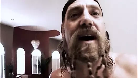 Bir sevimli ve busty Asya genç kız alır dövülmüş tarafından iki sert horoz dudes