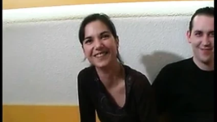 Jeune couple libertin prefere le sexe anal