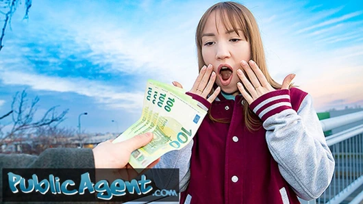 Public Agent - ateşli esmer onu sert sikmeden önce herkesin içinde benim için dans ediyor