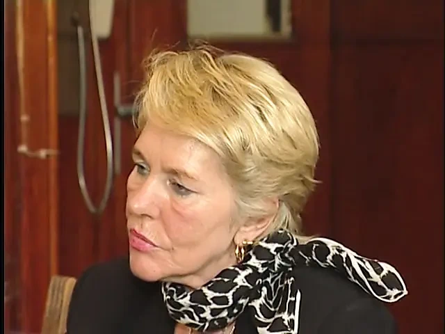 Sarışın nine sert bir yarak emdikten sonra ofiste sikiliyor