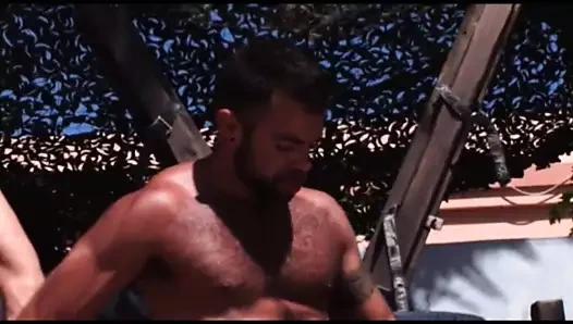 Kıllı üvey babalar, sıcak seks partisi