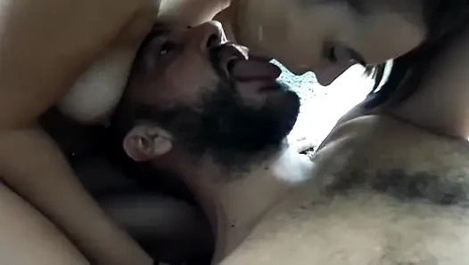 Yüzüne tükürmek ve takma yarakla sikişen koca. Ağzına işiyor. Golden Shower